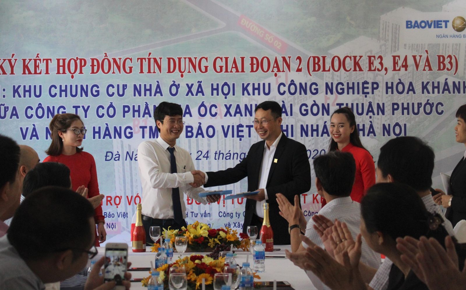 Ông Trần Hoài Phương - GĐ Chi Nhánh Hà Nội - Ngân hàng Bảo Việt và Ông Nguyễn Phú Quý - Tổng Giám đốc Công ty ký kết hợp đồng tài trợ vốn